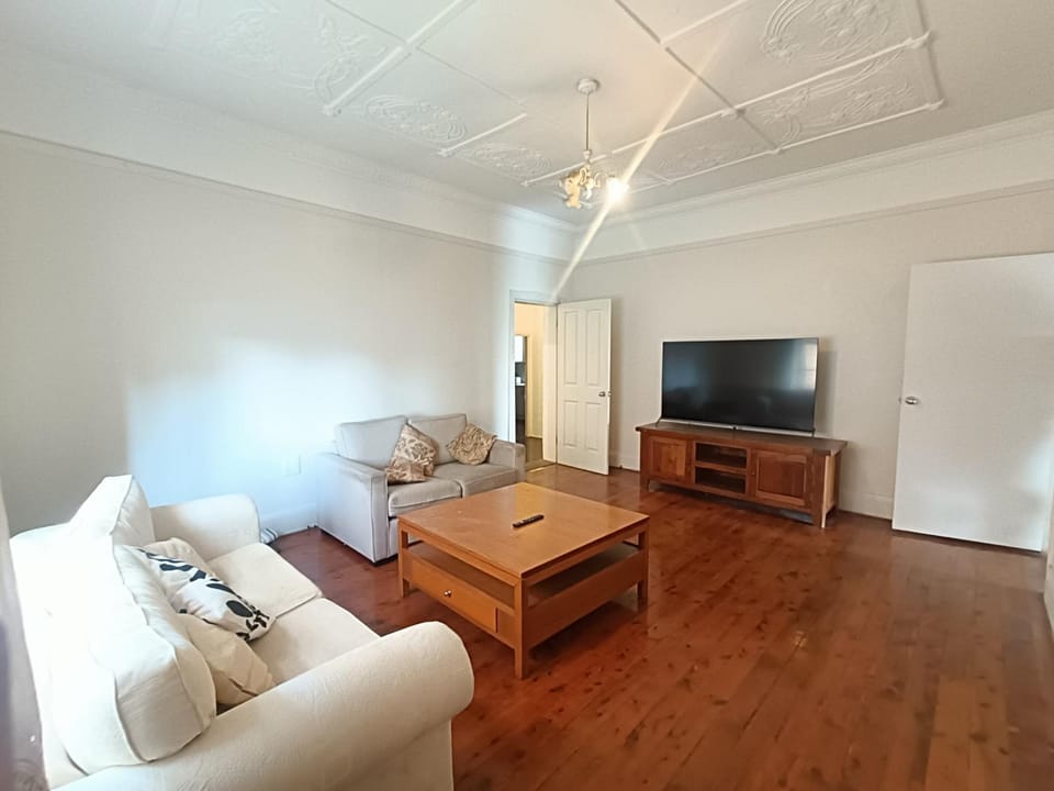 Spacious Queen Room in Earlwood - EW2 Vacation rental in Sydney