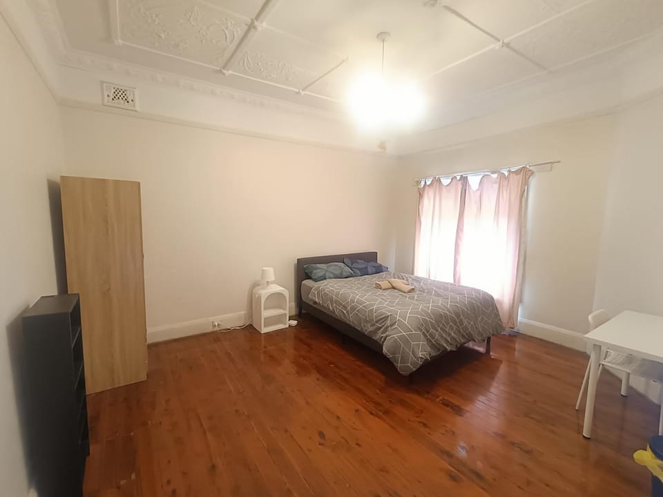 Spacious Queen Room in Earlwood - EW2 Vacation rental in Sydney