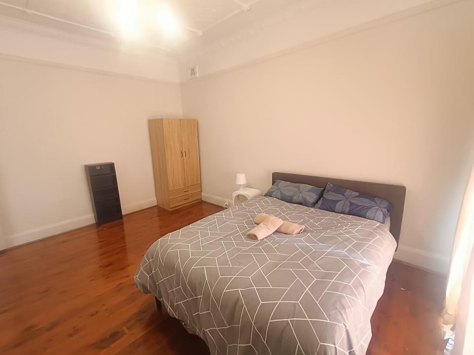 Spacious Queen Room in Earlwood - EW2 Vacation rental in Sydney