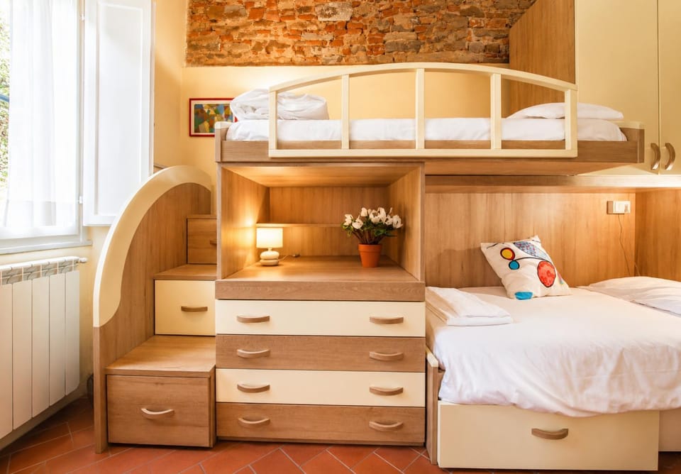 Bedroom, bunk bed