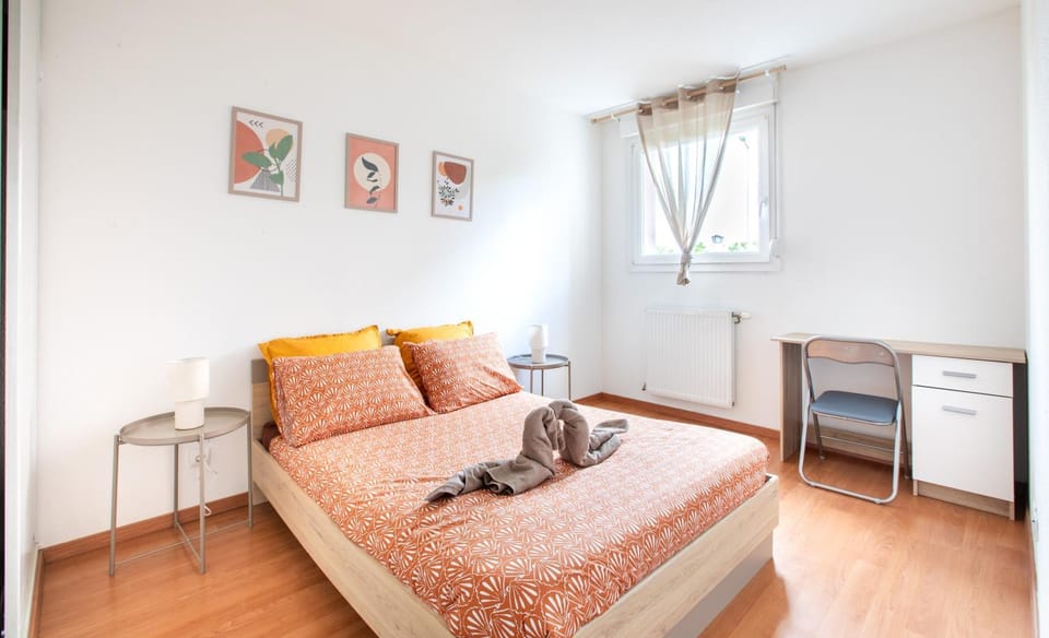 Bed, Photo of the whole room, Bedroom