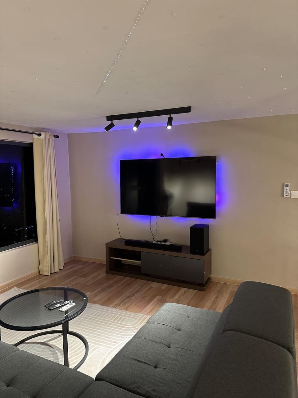 Communal lounge/ TV room, TV and multimedia, Living room, Seating area, Evening entertainment