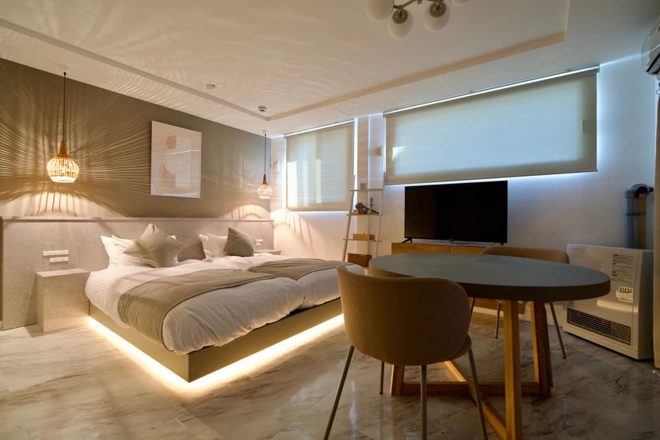 Bed, TV and multimedia, Photo of the whole room, Bedroom