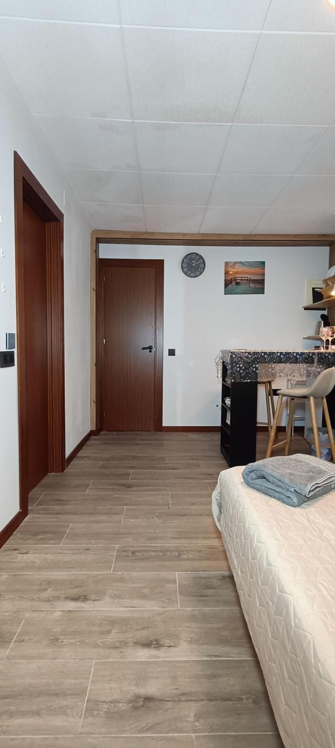 Bed, TV and multimedia, Photo of the whole room, Seating area, Bedroom