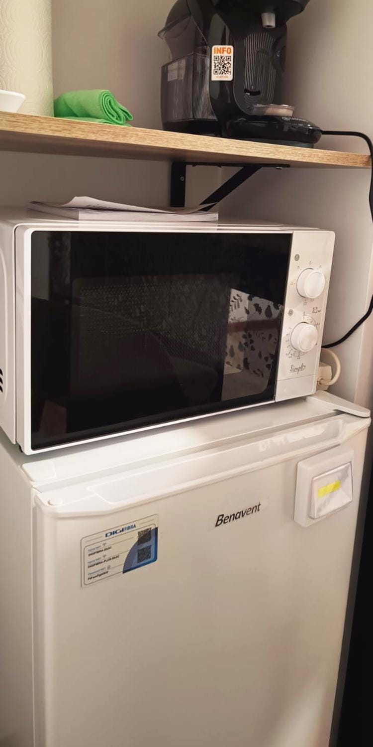 Kitchen or kitchenette, minibar
