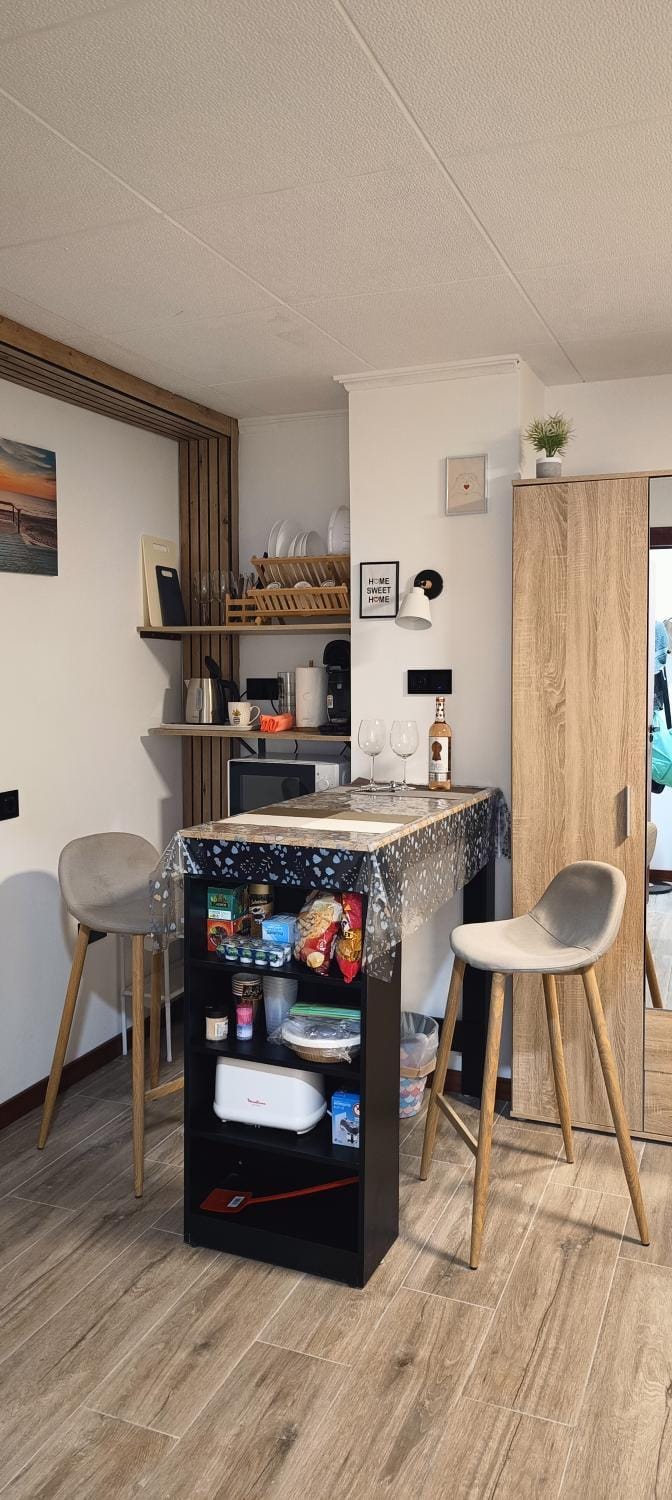 Kitchen or kitchenette, Food and drinks, Dining area