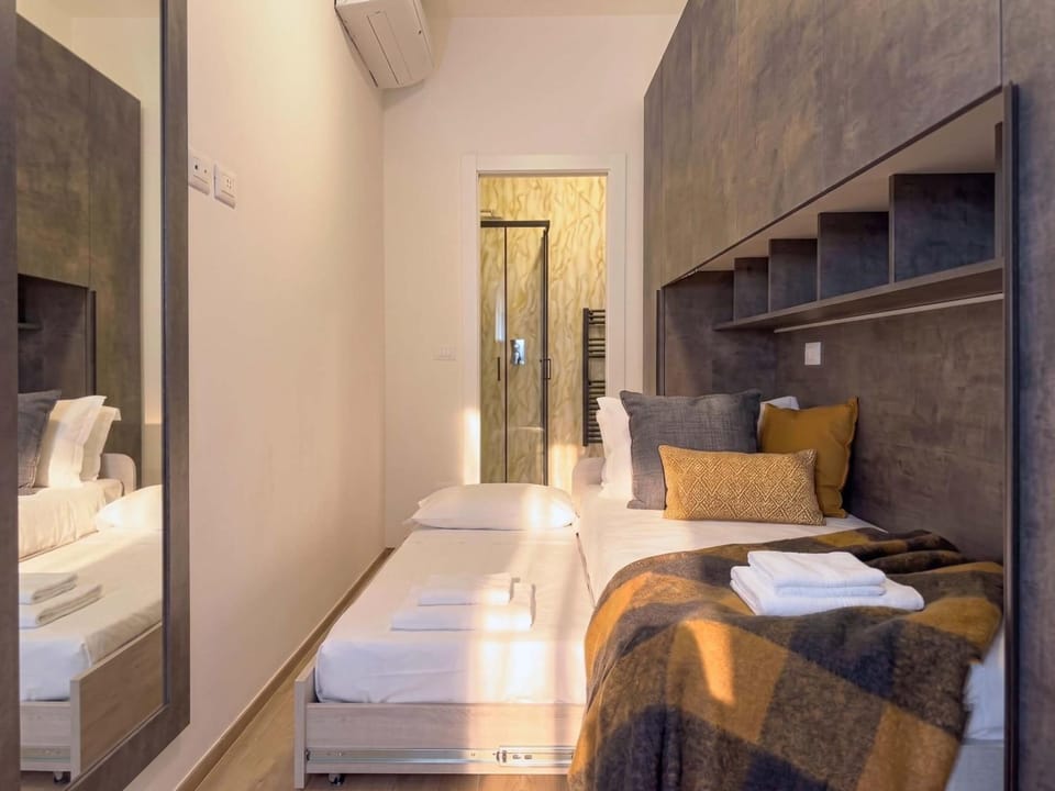 Homeby - Carracci Loft Apartment in Bologna