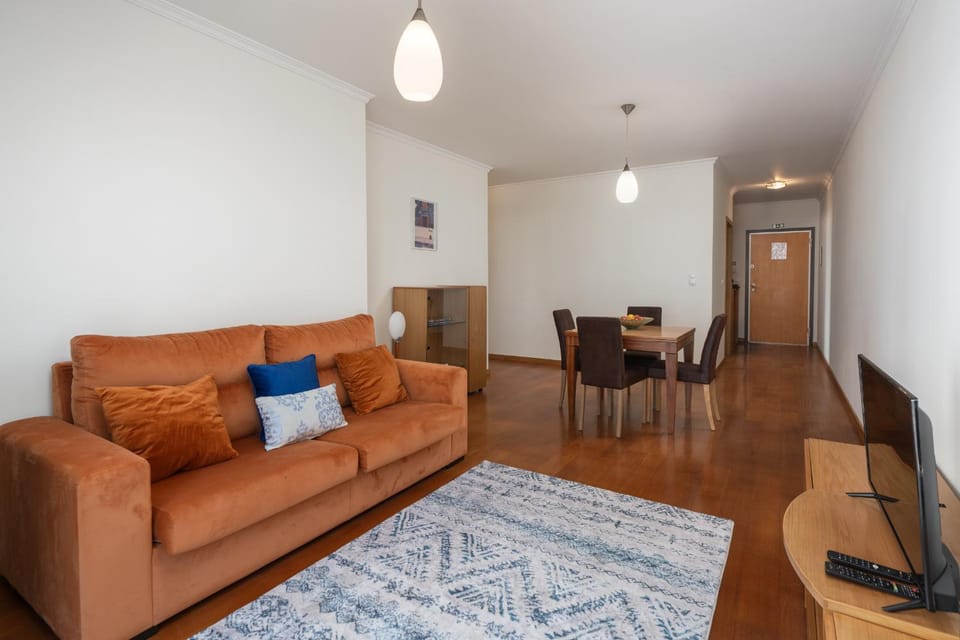 TV and multimedia, Living room, Seating area, Dining area
