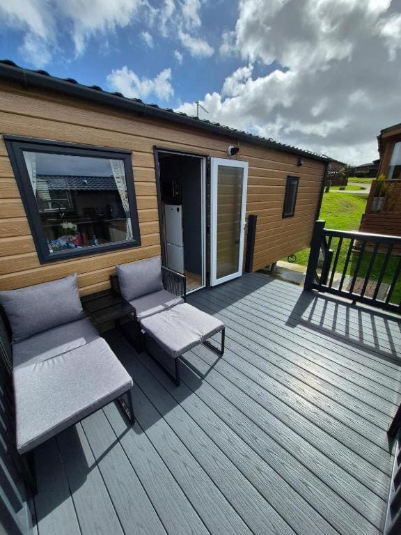 The Meadow Retreat - 2 Bed with Decking Chalet in Ilfracombe