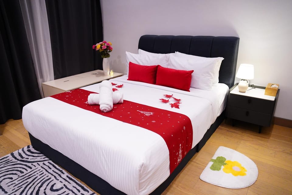 Bed, Food and drinks, Photo of the whole room, Bedroom, Food, towels