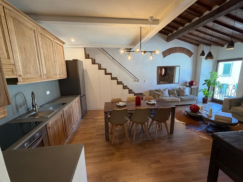 TV and multimedia, Kitchen or kitchenette, Living room, Dining area, stove