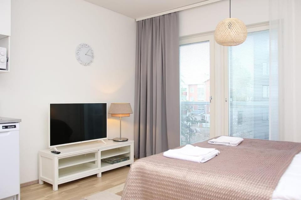 Bed, TV and multimedia, towels
