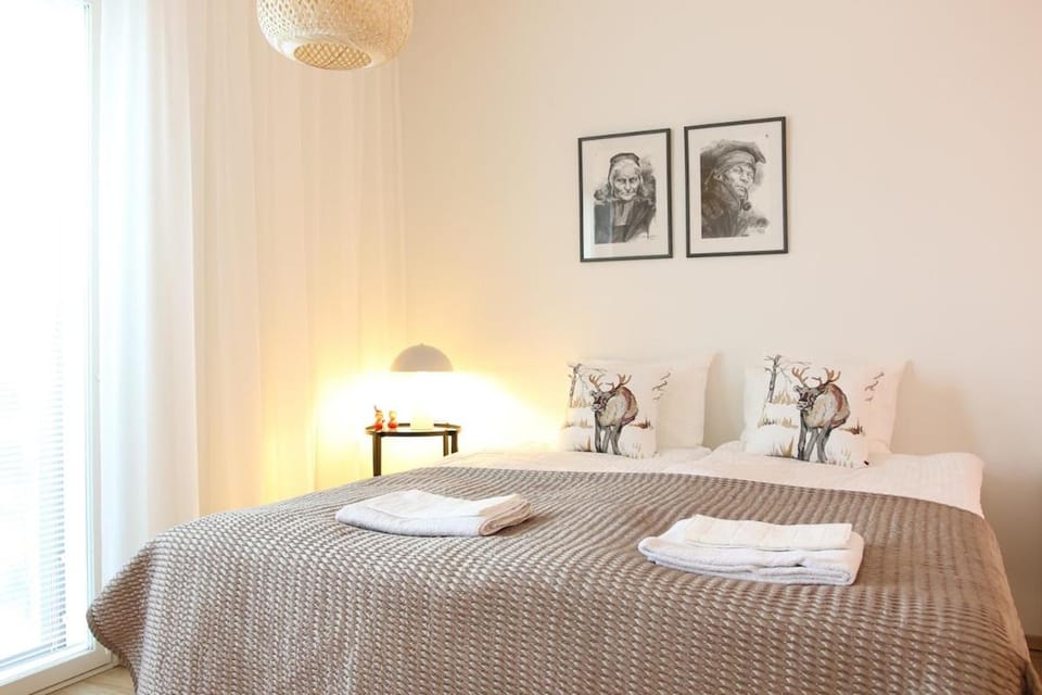 Bed, towels