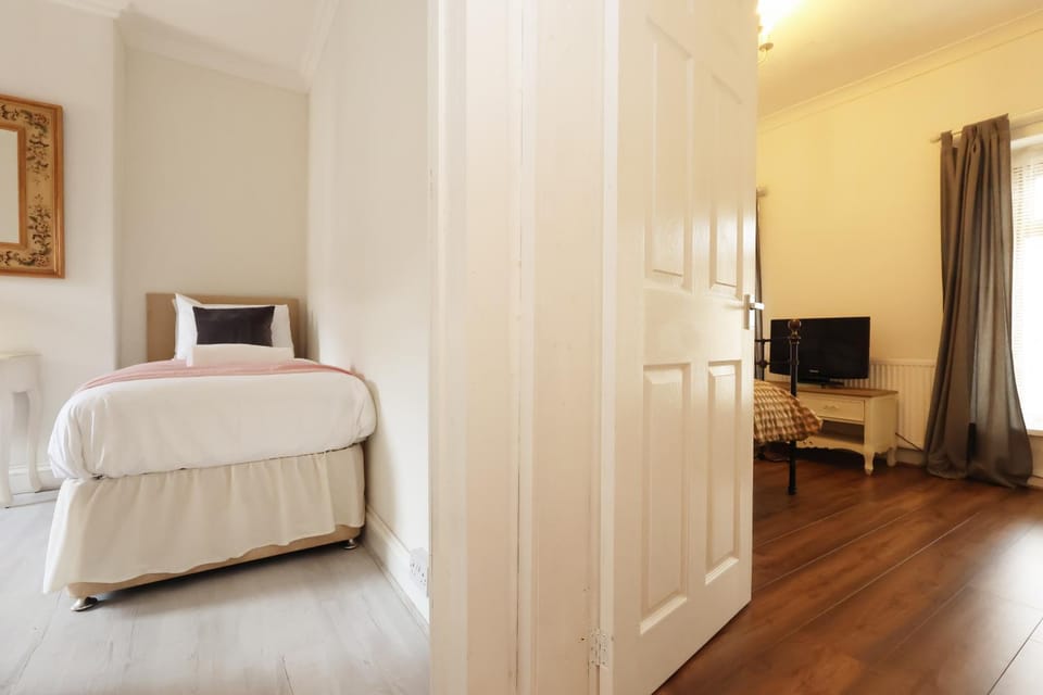 Spacious 3 Bedroom Home In The Heart Of Port Talbot By EKLIVING - Short Lets & Serviced Accommodation House in Wales