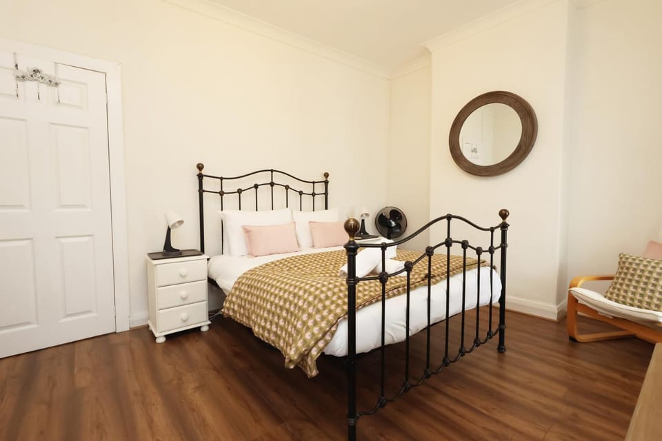 Spacious 3 Bedroom Home In The Heart Of Port Talbot By EKLIVING - Short Lets & Serviced Accommodation House in Wales