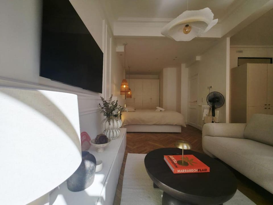 Bed, TV and multimedia, Living room, Photo of the whole room, Seating area, Bedroom, towels