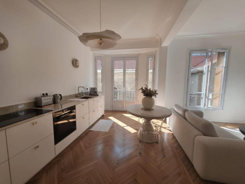 Coffee/tea facilities, Kitchen or kitchenette, Living room, Seating area, Dining area, stove, toaster