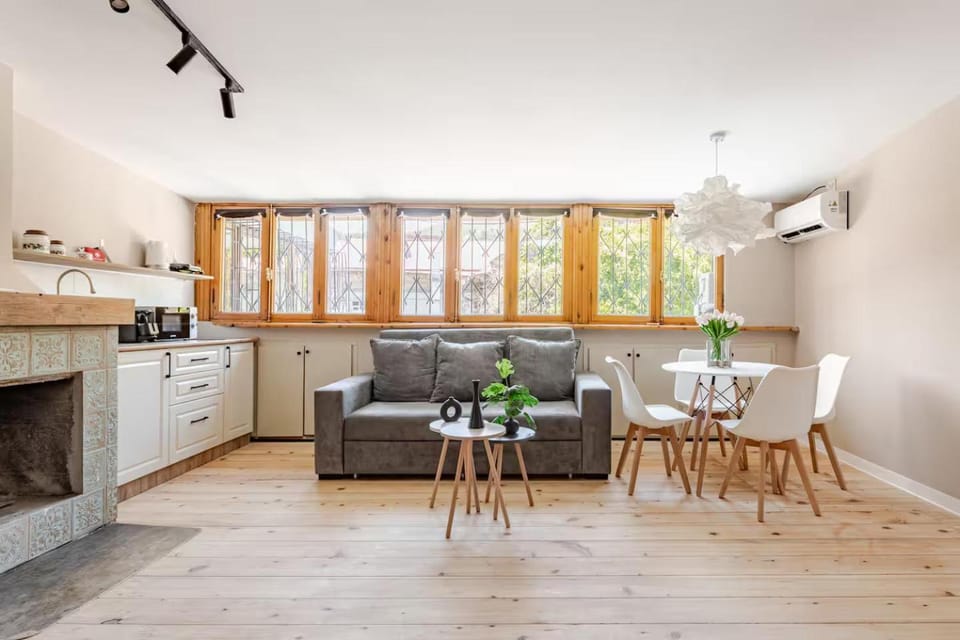 Kitchen or kitchenette, Living room, Seating area, Dining area, stove, air conditioner