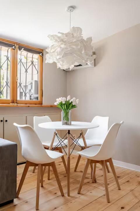 Seating area, Dining area