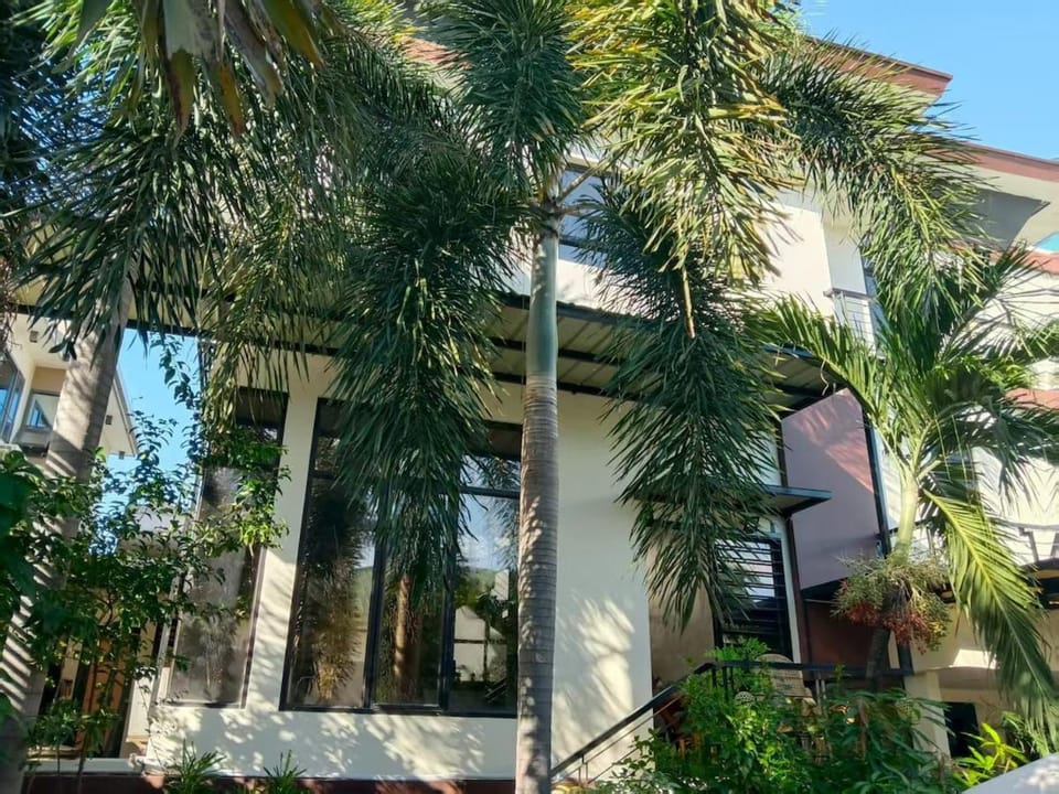 Near T1 Airpor, Garden with 20m Pool Villa, Family & Group Event & KTV Villa in Las Pinas