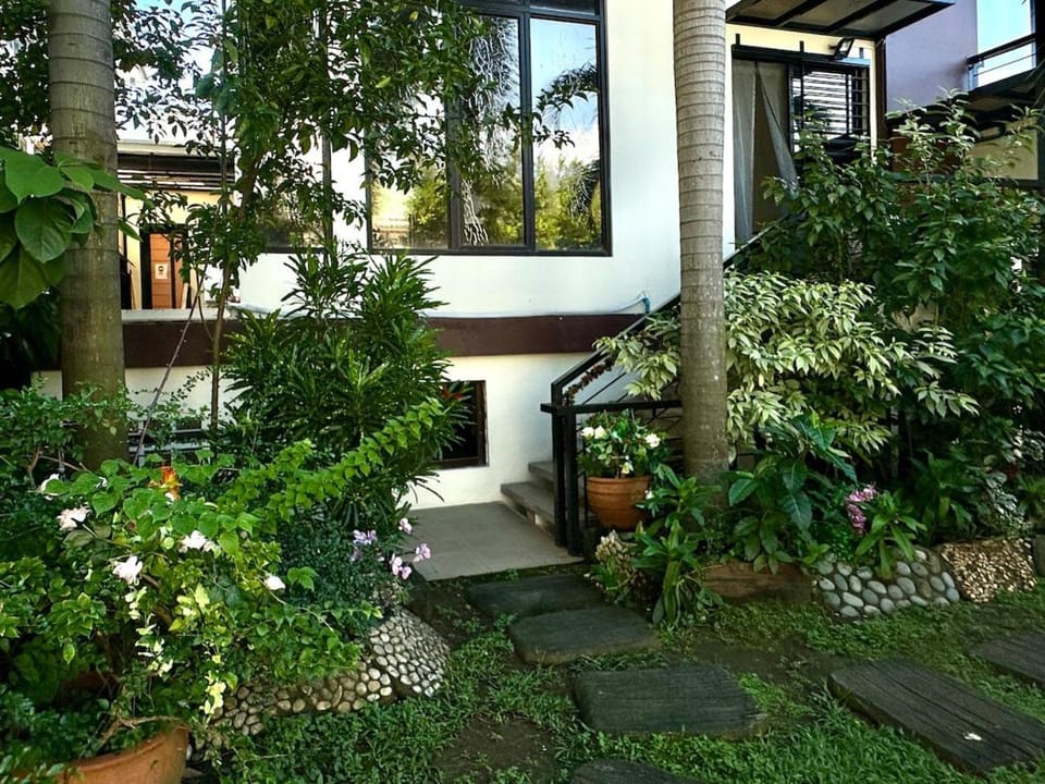 Near T1 Airpor, Garden with 20m Pool Villa, Family & Group Event & KTV Villa in Las Pinas