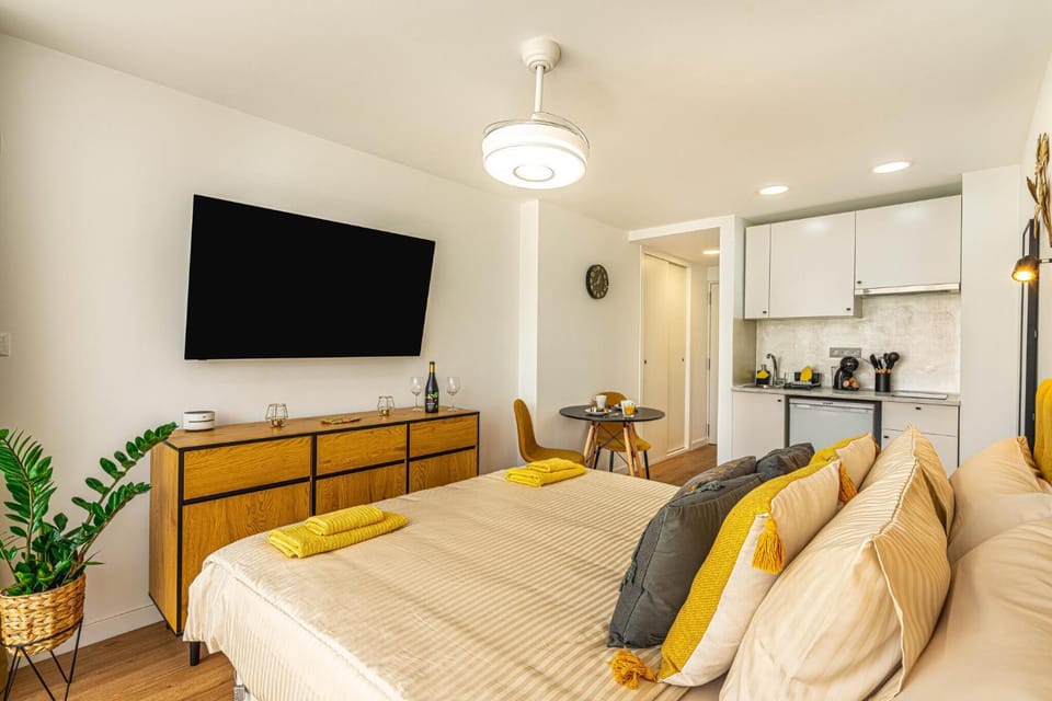 Bed, TV and multimedia, Kitchen or kitchenette, Photo of the whole room