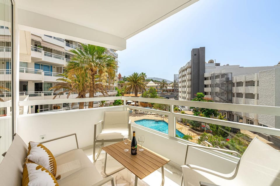View (from property/room), Balcony/Terrace, Seating area, Pool view