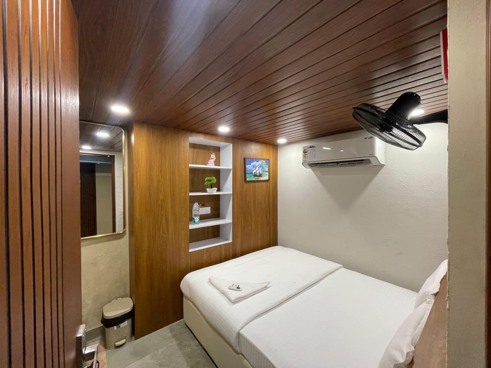 Photo of the whole room, air conditioner