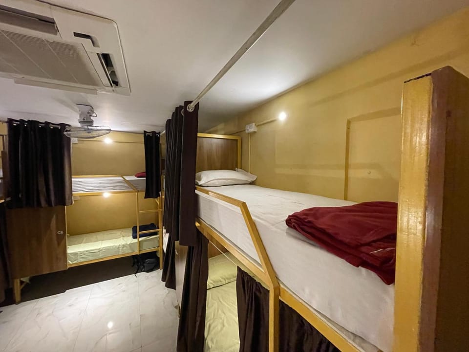 Photo of the whole room, air conditioner
