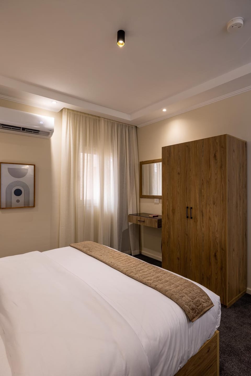 Photo of the whole room, Bedroom, wardrobe