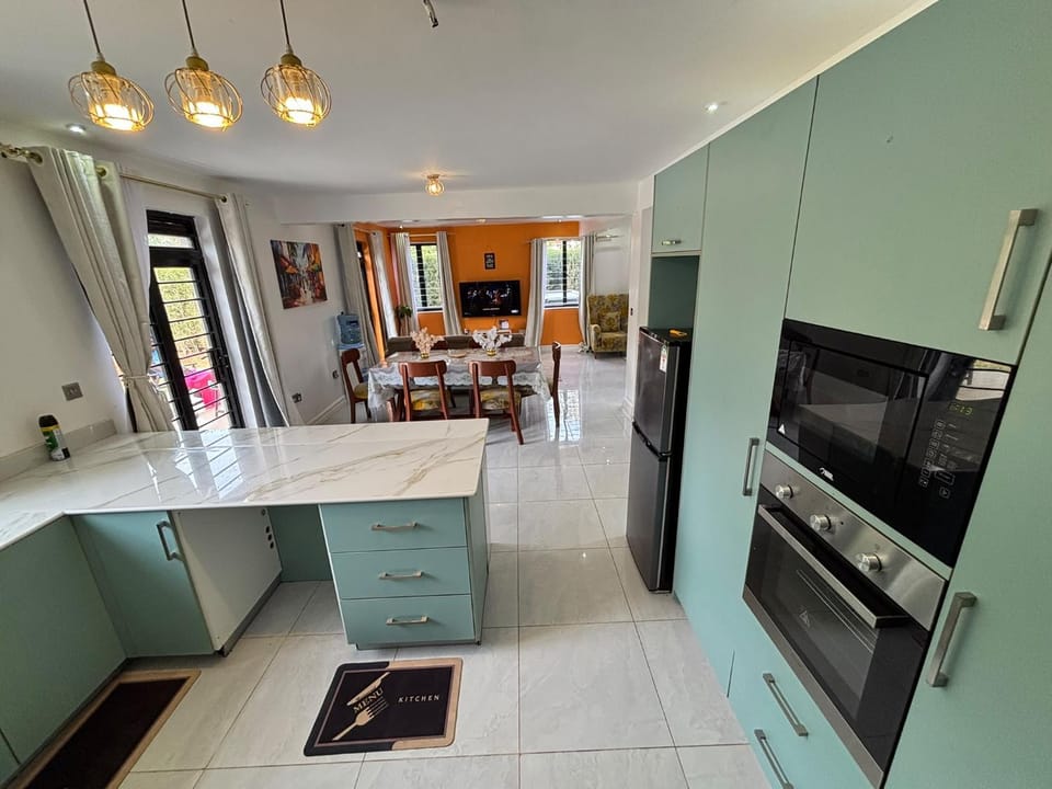 Kitchen or kitchenette, Dining area, microwave, oven