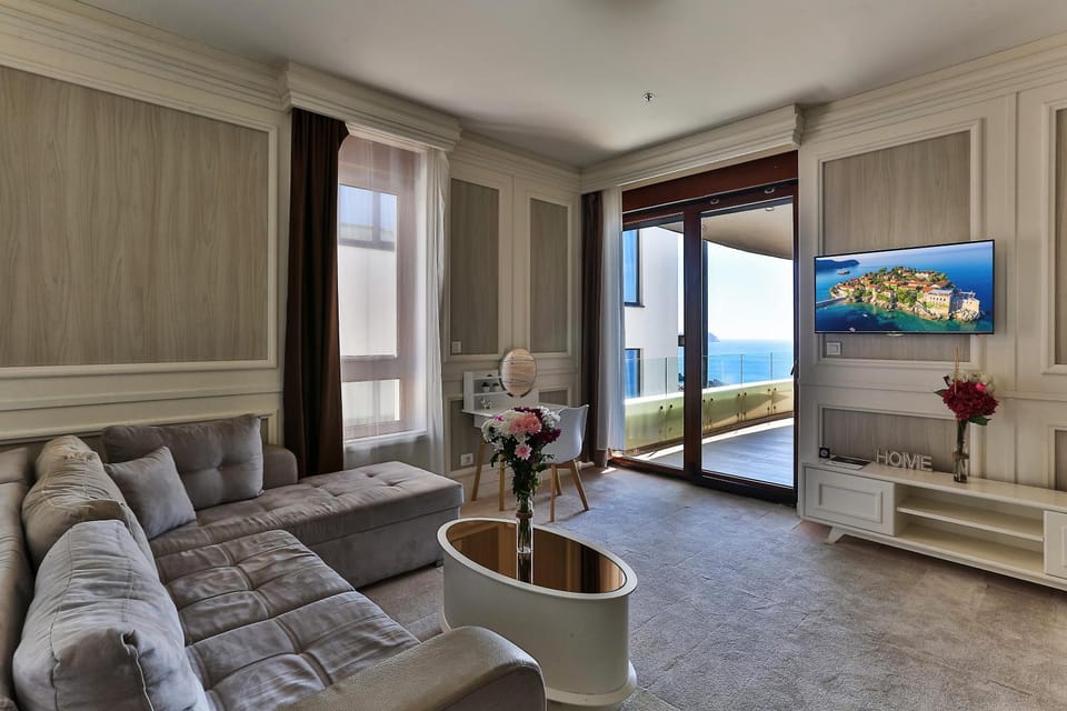Natural landscape, TV and multimedia, Living room, Seating area