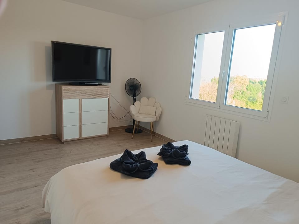 Photo of the whole room, Bedroom