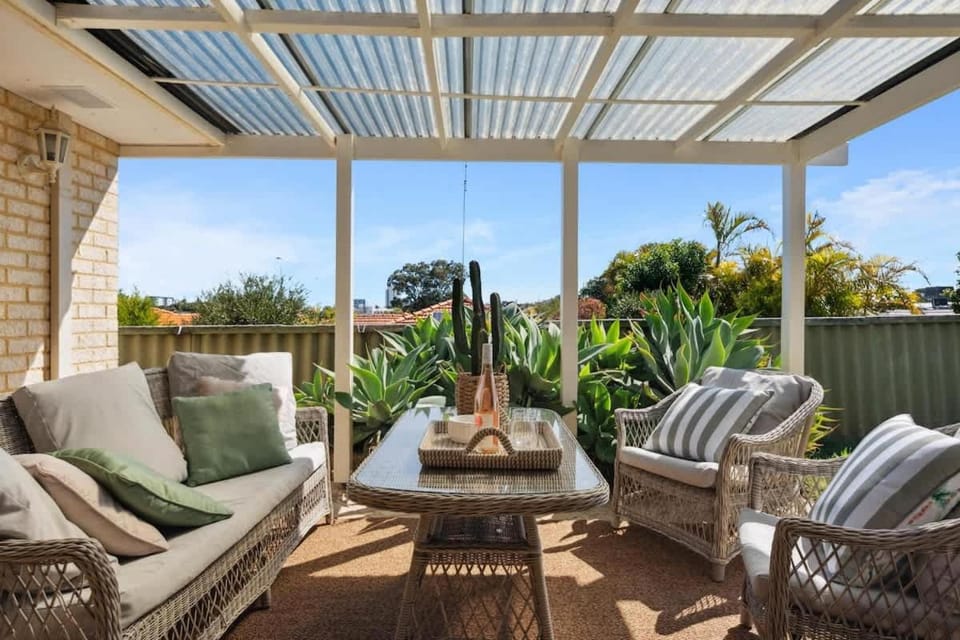 Beachside Stay, Cafes Nearby, 300Mbps WiFi House in Perth