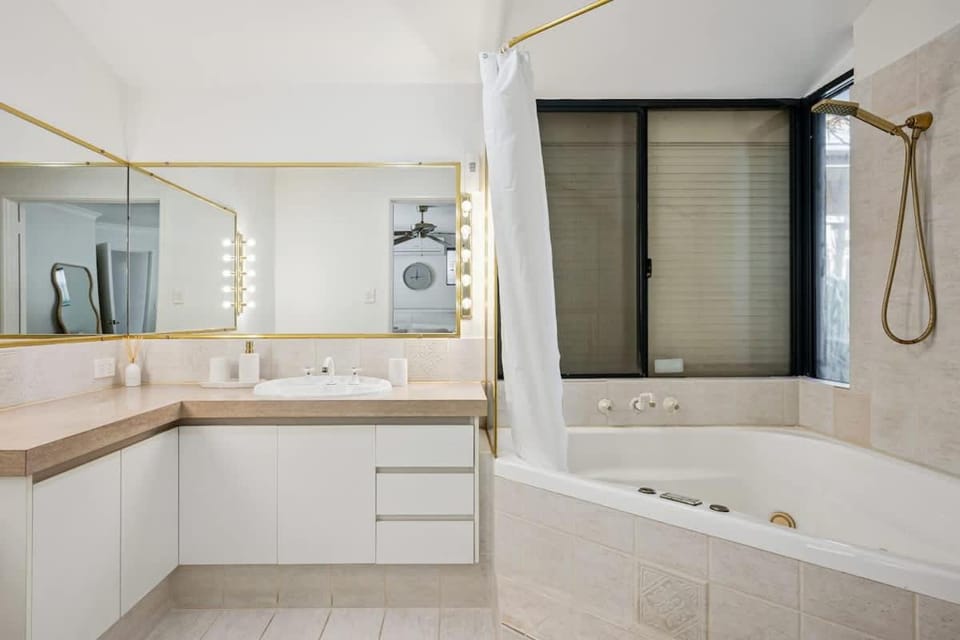 Beachside Stay, Cafes Nearby, 300Mbps WiFi House in Perth