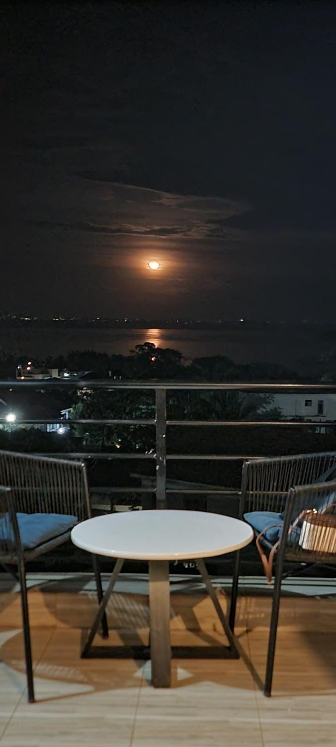 Cosy Lake View Apartment, Netflix, Internet Apartment in Kampala
