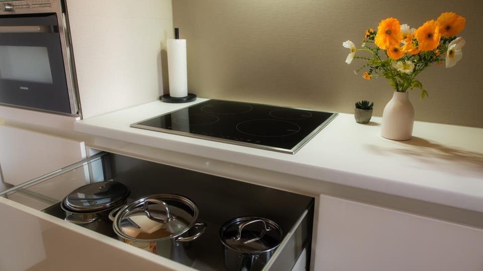 Coffee/tea facilities, Kitchen or kitchenette, oven, stove, toaster