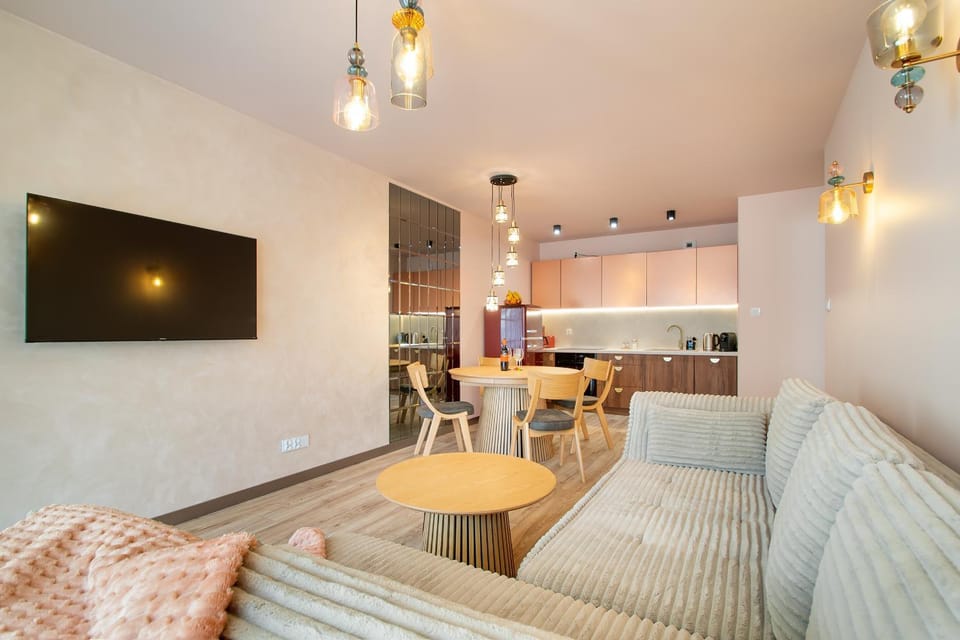 Communal lounge/ TV room, TV and multimedia, Kitchen or kitchenette, Living room, Seating area, Dining area, Evening entertainment