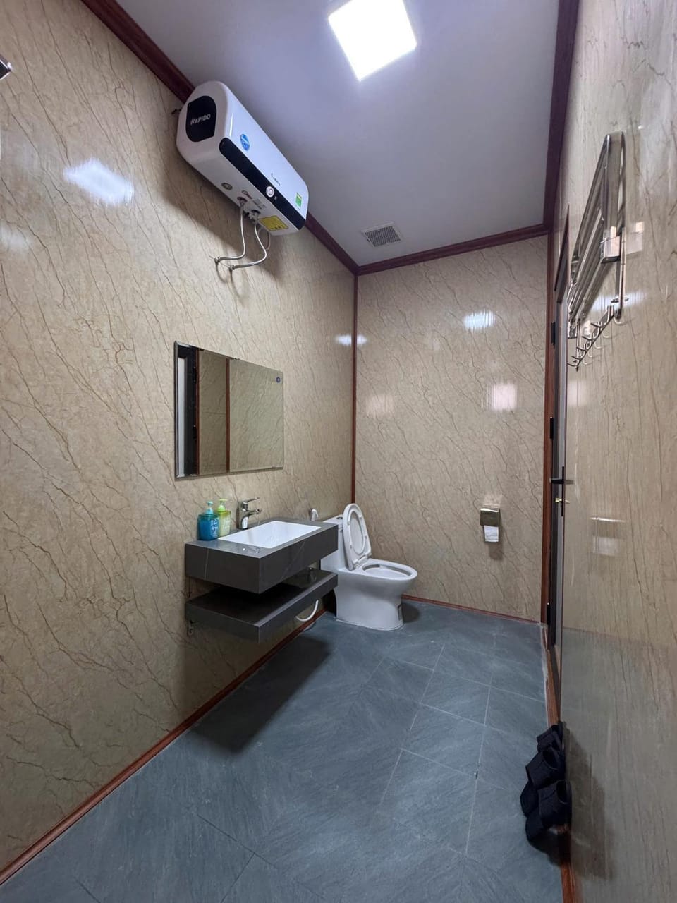 Toilet, Bathroom, towels