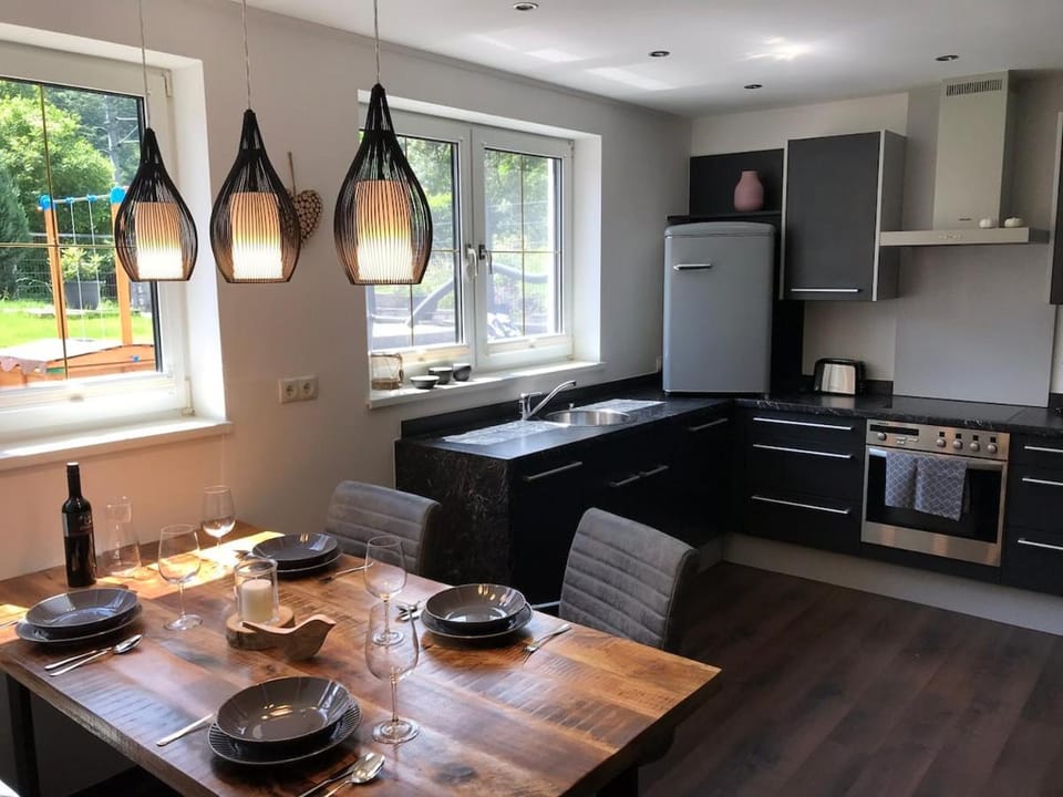 Kitchen or kitchenette, Dining area