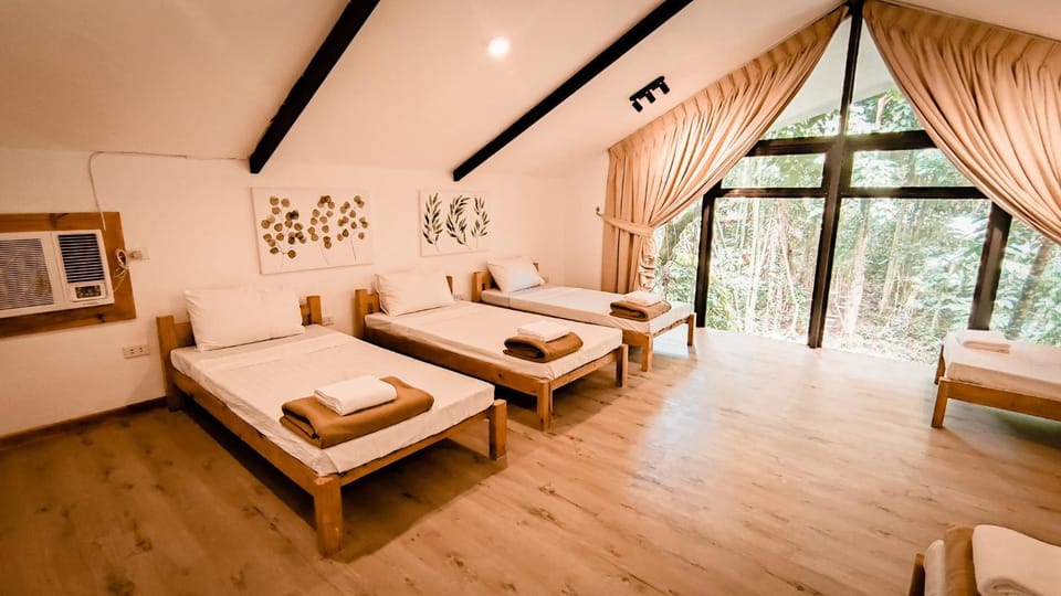 Property building, Photo of the whole room, Bedroom, group of guests, air conditioner