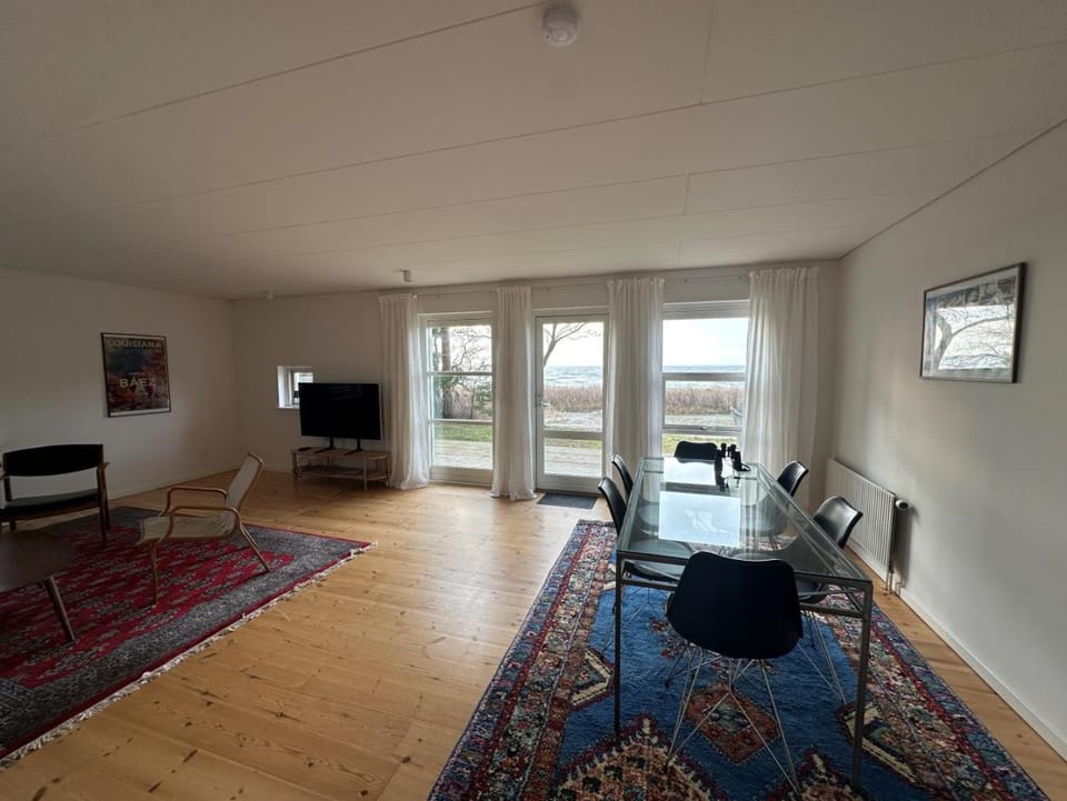 TV and multimedia, Coffee/tea facilities, Living room, Seating area, Dining area