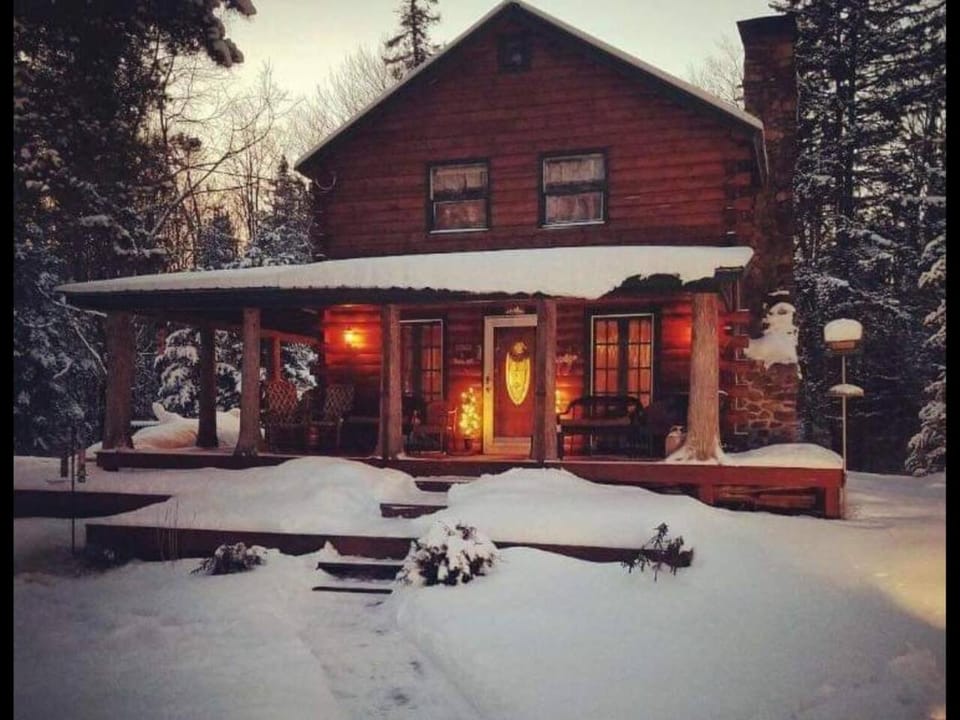 Log Cabin Adirondack Lodge on State Trail System Cabin in Hudson Valley