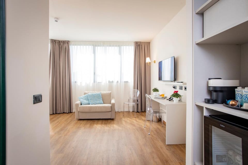 Bed, TV and multimedia, Living room, Photo of the whole room, Seating area, Bedroom