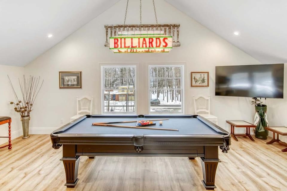 Pier Cove Estate - Pool Pickleball ADA-Friendly Luxury Getaway House in Michigan