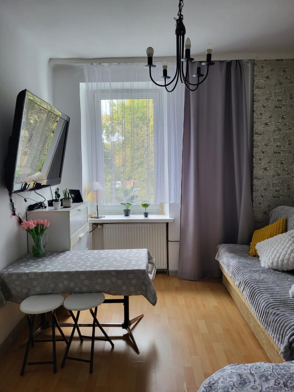 Bed, TV and multimedia, Living room, Photo of the whole room, Seating area, Dining area, Bedroom