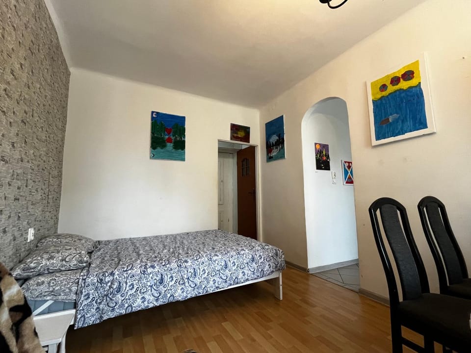 Bed, TV and multimedia, Living room, Photo of the whole room, Seating area, Bedroom