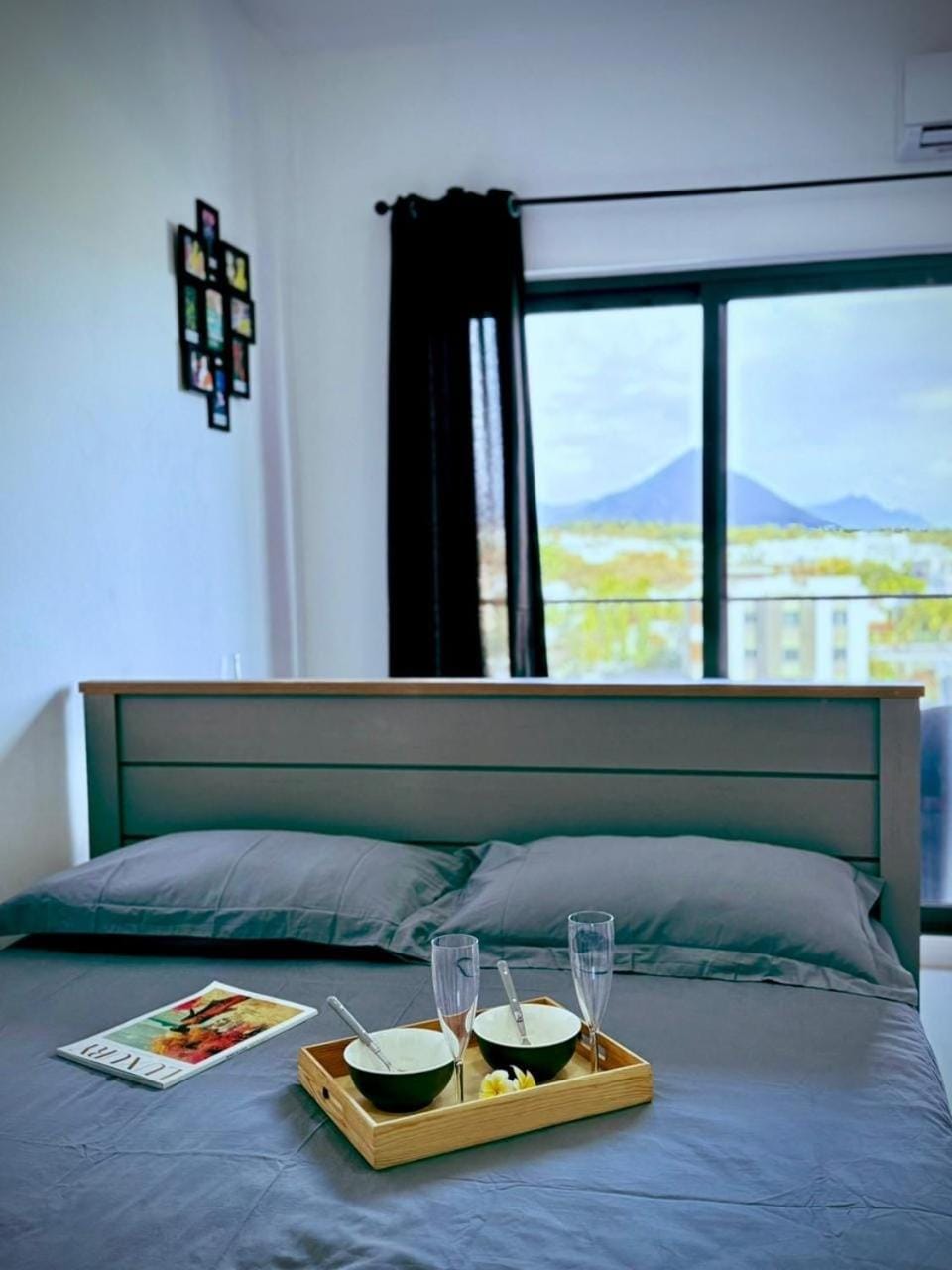 Bedroom, Mountain view