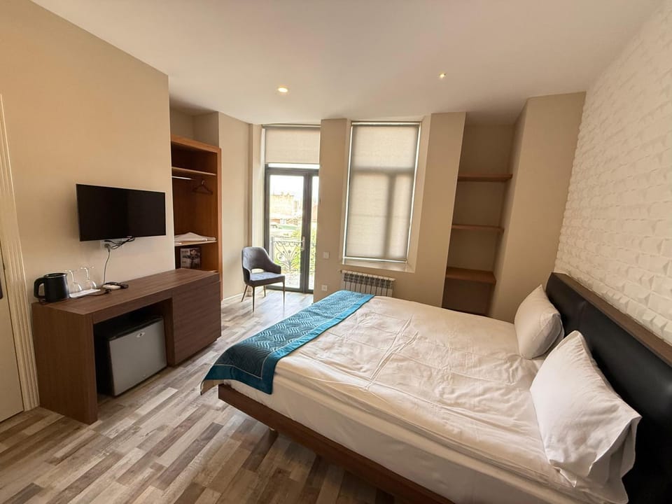 Bed, TV and multimedia, Photo of the whole room, Bedroom