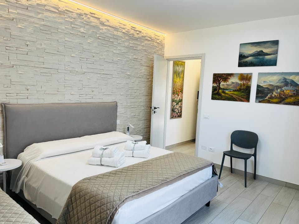 Bed, Photo of the whole room, Bedroom, towels